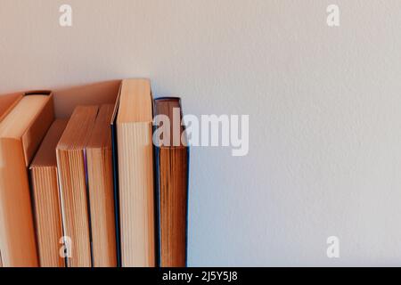 Avant au-dessus des livres ensemble à côté d'un mur Banque D'Images