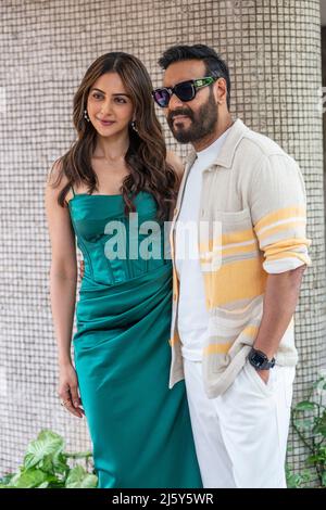 New Delhi, Inde. 26th avril 2022. L'acteur Ajay Devgn (Vishal Veeru Devgan) avec l'actrice Rakul Preet Singh pose pour des photos lors de l'événement de promotion de leur prochain film 'Runway 34' à Delhi. Crédit : SOPA Images Limited/Alamy Live News Banque D'Images