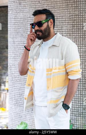 New Delhi, Inde. 26th avril 2022. L'acteur Ajay Devgn (Vishal Veeru Devgan) a vu poser pour la photo lors de la promotion de son prochain film 'Runway 34' à Delhi. Crédit : SOPA Images Limited/Alamy Live News Banque D'Images