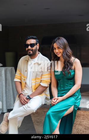 New Delhi, Inde. 26th avril 2022. L'acteur Ajay Devgn (Vishal Veeru Devgan) avec l'actrice Rakul Preet Singh pose pour des photos lors de l'événement de promotion de leur prochain film 'Runway 34' à Delhi. Crédit : SOPA Images Limited/Alamy Live News Banque D'Images