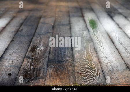 Ancien parquet humide, photo d'arrière-plan grungy avec effet perspective et mise au point douce sélective sur un premier plan Banque D'Images