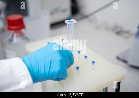 Collecteur SPE d'extraction en phase solide sous vide avec cartouche pour la préparation d'échantillons en laboratoire chimique. Banque D'Images