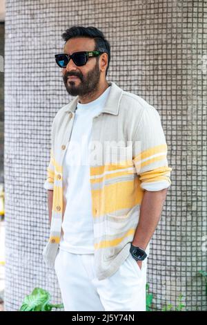 New Delhi, Inde. 26th avril 2022. L'acteur Ajay Devgn (Vishal Veeru Devgan) a vu poser pour la photo lors de la promotion de son prochain film 'Runway 34' à Delhi. (Photo de Pradeep Gaur/SOPA Images/Sipa USA) crédit: SIPA USA/Alay Live News Banque D'Images