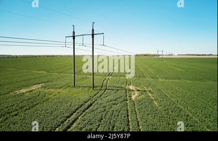 Pylône de ligne électrique sur terrain vert vue de drone aérienne Banque D'Images