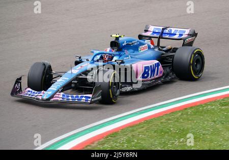 Esteban Ocon d'Alpine pendant la pratique 2 du Grand Prix d'Emilia Romagna au circuit Autodromo Internazionale Enzo e Dino Ferrari en Italie, mieux connu sous le nom d'Imola. Date de la photo: Samedi 23 avril 2022. Banque D'Images