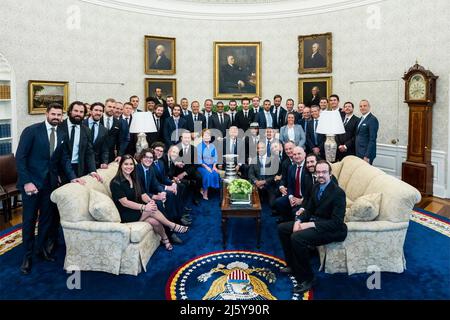 Washington, États-Unis d'Amérique. 25th avril 2022. Washington, États-Unis d'Amérique. 25 avril 2022. Le président américain Joe Biden, au centre, pose avec les joueurs et le personnel de Tampa Bay Lightning lors d'un événement pour célébrer les championnats de la coupe Stanley de Tampa Bay Lightning 2020 et 2021 dans le bureau ovale de la Maison Blanche, le 25 avril 2022 à Washington, DC crédit: Adam Schultz/White House photo/Alay Live News Banque D'Images