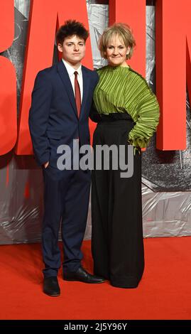 La photo doit être créditée ©Alpha Press 079965 23/02/2022 Louis Ashbourne Serkis et mère Lorraine Ashbourne à l'examen spécial Batman tenu à l'Imax BFI à Londres. Banque D'Images