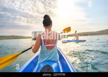 Couple kayak sur lac ensoleillé d'été Banque D'Images