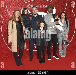 La photo doit être créditée ©Alpha Press 079965 21/02/2022 Simon Webbe et Ayshen Kemal avec leur fille Cyan Shenel et les invités au tournage Red UK Gala screening tenu au Everyman Borough yards Cinema à Londres. Banque D'Images