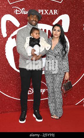 La photo doit être créditée ©Alpha Press 079965 21/02/2022 Simon Webbe et Ayshen Kemal avec leur fille Cyan Shenel au tournage Red UK Gala screening tenu au Everyman Borough yards Cinema à Londres. Banque D'Images