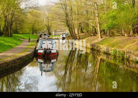Des barques de Narrowboats s'amarraient sur une partie calme et verdoyante du canal de Llangollen dans le bassin de Trevor, à l'aqueduc de Froncysylte, sur le réseau de voies navigables intérieures Banque D'Images