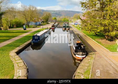 Des barques de Narrowboats amarrés sur le canal de Llangollen, dans le bassin de Trevor, à l'aqueduc de Froncysylte, sur le réseau de voies navigables intérieures du nord du pays de Galles, au Royaume-Uni Banque D'Images