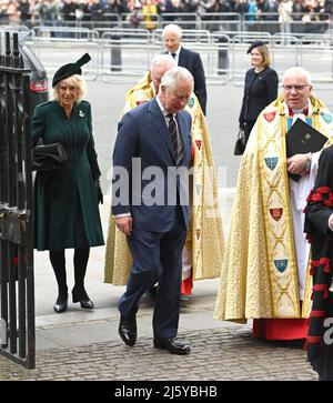 La photo doit être créditée ©Alpha Press 079965 29/03/2022 Prince Charles Prince de Galles et Camilla Duchesse de Cornwall avec Dean de Westminster, le très révérend Dr David Hoyle au service de Thanksgiving pour HRH le prince Philip Duke d'Édimbourg qui s'est tenu à l'abbaye de Westminster à Londres. Banque D'Images