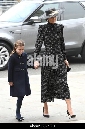 La photo doit être créditée ©Alpha Press 079965 29/03/2022 Princesse Charlotte de Cambridge et Kate Duchesse de Cambridge Katherine Catherine Middleton au service de Thanksgiving pour HRH le prince Philip Duke d'Édimbourg qui s'est tenu à l'abbaye de Westminster à Londres. Banque D'Images