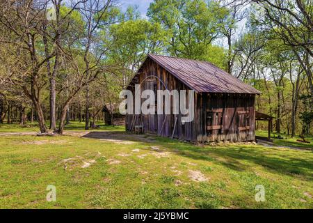 Durham, Caroline du Nord, États-Unis - 13 avril 2022 : ancienne grange sur la propriété de Bennehan. Banque D'Images