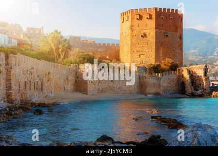 Paysage d'un ancien chantier naval près de la tour Kyzyl Kule sur la péninsule d'Alanya, région d'Antalya, Turquie au coucher du soleil. Banque D'Images