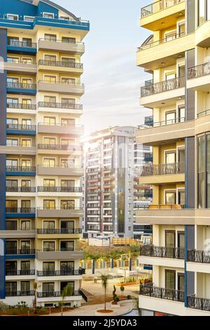 Vue sur la ville d'Alanya. Maisons à plusieurs étages. Bâtiments en hauteur. Entre les maisons vous pouvez voir le ciel et la lumière du soleil sur d'autres maisons. Banque D'Images