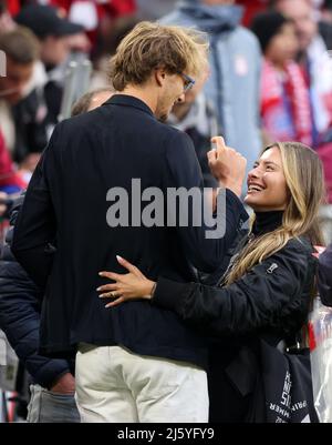 Sophia Thomalla und Alexander Zverev Muenchen Munich , Allemagne 23.4.2022 FC Bayern Muenchen Borussia Dortmund football Fussball Bundesliga saison 2021 / 2022 à l'Allianz Arena © diebilderwelt / Alamy stock Banque D'Images