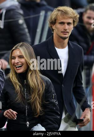 Sophia Thomalla und Alexander Zverev Muenchen Munich , Allemagne 23.4.2022 FC Bayern Muenchen Borussia Dortmund football Fussball Bundesliga saison 2021 / 2022 à l'Allianz Arena © diebilderwelt / Alamy stock Banque D'Images