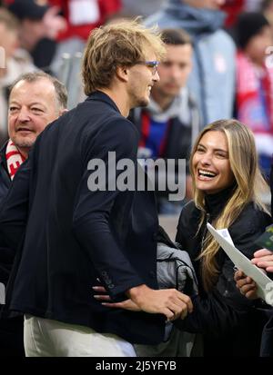 Sophia Thomalla und Alexander Zverev Muenchen Munich , Allemagne 23.4.2022 FC Bayern Muenchen Borussia Dortmund football Fussball Bundesliga saison 2021 / 2022 à l'Allianz Arena © diebilderwelt / Alamy stock Banque D'Images