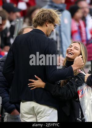 Sophia Thomalla und Alexander Zverev Muenchen Munich , Allemagne 23.4.2022 FC Bayern Muenchen Borussia Dortmund football Fussball Bundesliga saison 2021 / 2022 à l'Allianz Arena © diebilderwelt / Alamy stock Banque D'Images