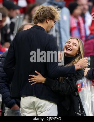 Sophia Thomalla und Alexander Zverev Muenchen Munich , Allemagne 23.4.2022 FC Bayern Muenchen Borussia Dortmund football Fussball Bundesliga saison 2021 / 2022 à l'Allianz Arena © diebilderwelt / Alamy stock Banque D'Images