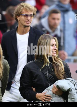 Sophia Thomalla und Alexander Zverev Muenchen Munich , Allemagne 23.4.2022 FC Bayern Muenchen Borussia Dortmund football Fussball Bundesliga saison 2021 / 2022 à l'Allianz Arena © diebilderwelt / Alamy stock Banque D'Images