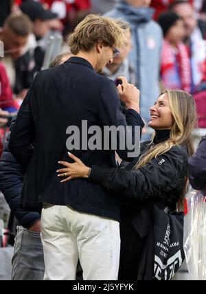 Sophia Thomalla und Alexander Zverev Muenchen Munich , Allemagne 23.4.2022 FC Bayern Muenchen Borussia Dortmund football Fussball Bundesliga saison 2021 / 2022 à l'Allianz Arena © diebilderwelt / Alamy stock Banque D'Images