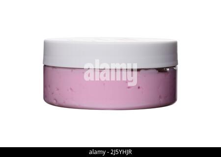 soufflé à la crème rose ou gommage dans un pot en plastique transparent avec couvercle blanc sur fond blanc isolé Banque D'Images