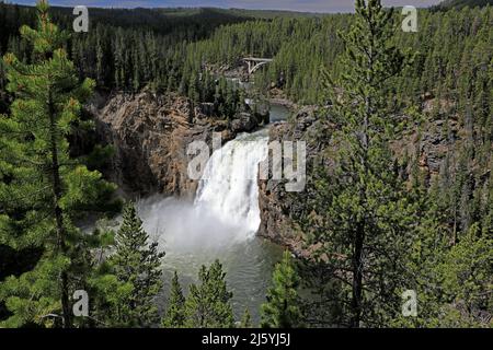 Les célèbres et pittoresques chutes de Yellowstone au parc national de Yellowstone sont une attraction incontournable lorsque vous visitez ce parc national emblématique. Banque D'Images