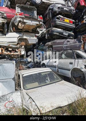 Pile de différents wagons de ferraille et autres métaux sur une industrie de recyclage de chantier de ferraille. Banque D'Images