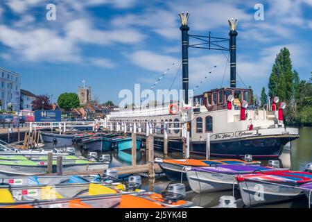 Henley-on-Thames, Oxfordshire, Angleterre. Mardi 26th avril 2022. Lors d'une belle journée de printemps, le bateau de plaisance de la Nouvelle-Orléans constitue un point de repère intéressant sur la Tamise, dans la ville marchande de Henley-on-Thames datant du 13th siècle. Crédit : Terry Mathews/Alay Live News Banque D'Images