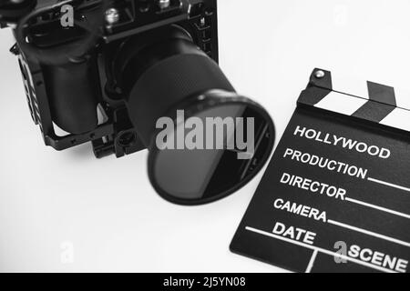 Rig et clapperboard noir moderne sans miroir pour appareil photo Banque D'Images