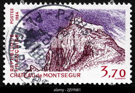 FRANCE - VERS 1984 : un timbre imprimé en France montre le château de Montsegur, vers 1984 Banque D'Images