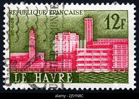 FRANCE - VERS 1958 : un timbre imprimé en France montre vue du Havre, ville de la région haute-Normandie, reconstruction de la ville endommagée par la guerre, cir Banque D'Images