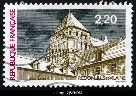 FRANCE - VERS 1987 : un timbre imprimé en France montre la vue de Redon, commune dans le département de l'Ille et Vilaine en Bretagne, vers 1987 Banque D'Images