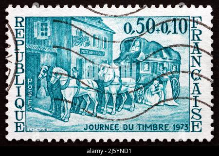 FRANCE - VERS 1973 : un timbre imprimé en France montre Mail Coach, 1835, vers 1973 Banque D'Images