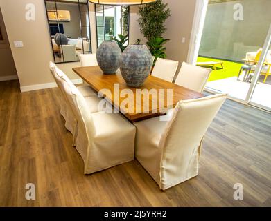 Salle à manger Table en bois avec huit chaises et couvre-sièges blancs Banque D'Images