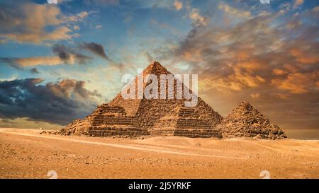 Célèbres grandes Pyramides de Gizeh en Egypte, belle photo de coucher de soleil à Gizeh, le Caire Banque D'Images