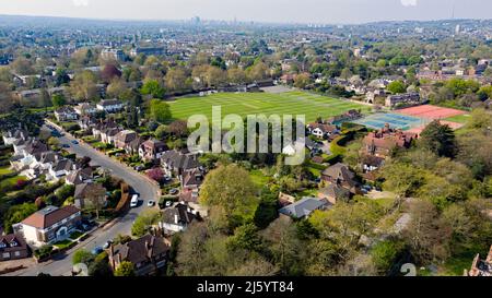 Vue aérienne du club de cricket de Beckenham, prise de l'intérieur du parc de la place de Beckenham. Banque D'Images