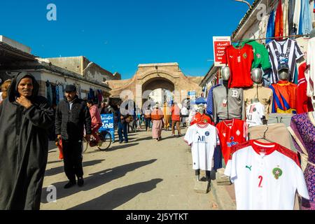 High Street populaire auprès des touristes et des habitants à Essaouira, au Maroc. Avenue Moulay Youssef avec des marchands vendant des souvenirs, des marchandises. Banque D'Images