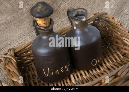 gros plan des bouteilles d'huile d'olive et de vinaigre sur le hessian Banque D'Images