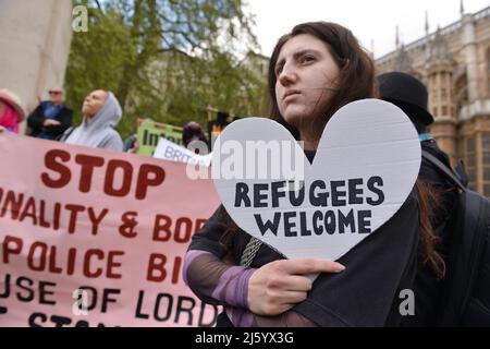 Londres, Royaume-Uni. 26th avril 2022. Un manifestant tient un écriteau qui indique « Refugees Welcome » pendant la démonstration. Des manifestants se sont rassemblés devant la Chambre des Lords, dans le vieux triage du Palais, pour manifester contre la loi sur la nationalité et les frontières et les lois de police. Crédit : SOPA Images Limited/Alamy Live News Banque D'Images