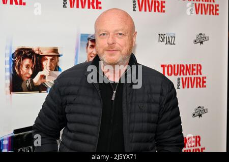 France. 25th avril 2022. Gerard Crawczyk à l'avant-première du documentaire sur Claude Lelouch: Tourner pour vivre, au cinéma des Cineastes de Paris, France, le 25 avril 2022. (Photo de Lionel Urman/Sipa USA) crédit: SIPA USA/Alay Live News Banque D'Images