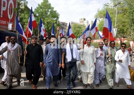 Hyderabad, Pakistan, 26 avril 2022. Des militants du Parti Sindh Taraqi Pasto (STP) tiennent une manifestation contre la haute impartialité de la police au club de presse d'Hyderabad le mardi 26 avril 2022. Banque D'Images