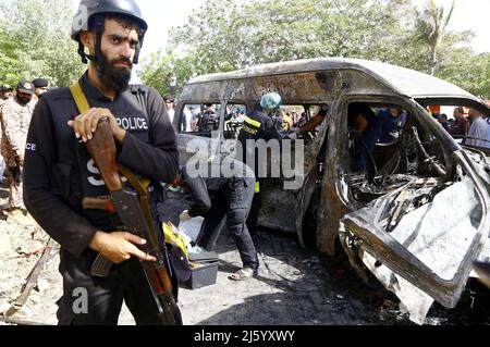 Hyderabad, Pakistan, 26 avril 2022. Les responsables de la sécurité sont à l'extérieur du site pour l'opération d'inspection est en cours après la puissante explosion suicide pour l'attaque dans les locaux de l'université de Karachi le mardi 26 avril 2022. Au moins quatre personnes, dont trois ressortissants chinois, ont été tuées, tandis que quatre autres ont été blessées lors d'une attaque suicide à l'Institut Confucius de l'Université de Karachi (KU). Banque D'Images