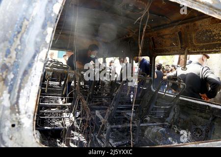 Hyderabad, Pakistan, 26 avril 2022. Les responsables de la sécurité sont à l'extérieur du site pour l'opération d'inspection est en cours après la puissante explosion suicide pour l'attaque dans les locaux de l'université de Karachi le mardi 26 avril 2022. Au moins quatre personnes, dont trois ressortissants chinois, ont été tuées, tandis que quatre autres ont été blessées lors d'une attaque suicide à l'Institut Confucius de l'Université de Karachi (KU). Banque D'Images