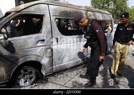 Hyderabad, Pakistan, 26 avril 2022. Les responsables de la sécurité sont à l'extérieur du site pour l'opération d'inspection est en cours après la puissante explosion suicide pour l'attaque dans les locaux de l'université de Karachi le mardi 26 avril 2022. Au moins quatre personnes, dont trois ressortissants chinois, ont été tuées, tandis que quatre autres ont été blessées lors d'une attaque suicide à l'Institut Confucius de l'Université de Karachi (KU). Banque D'Images