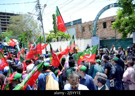 Hyderabad, Pakistan, 26 avril 2022. Les dirigeants et les activistes de Tehreek-e-Insaf (PTI) tiennent une manifestation pour réclamer des élections anticipées, en dehors du bureau de la Commission électorale provinciale du Pakistan, situé dans la région de Saddar à Karachi le mardi 26 avril 2022. Banque D'Images