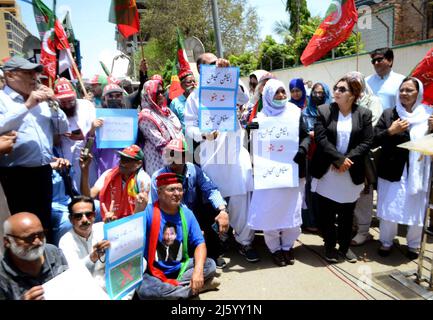 Hyderabad, Pakistan, 26 avril 2022. Les dirigeants et les activistes de Tehreek-e-Insaf (PTI) tiennent une manifestation pour réclamer des élections anticipées, en dehors du bureau de la Commission électorale provinciale du Pakistan, situé dans la région de Saddar à Karachi le mardi 26 avril 2022. Banque D'Images